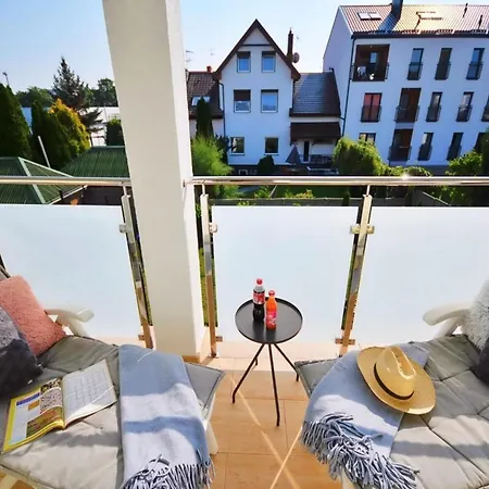 With A Balcony Very Close To The アパート *