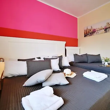 アパート With A Balcony Very Close To The