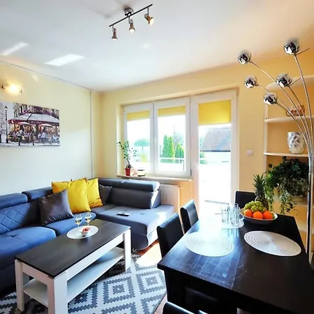 アパート With A Balcony Very Close To The *