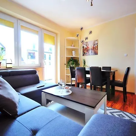 アパート With A Balcony Very Close To The