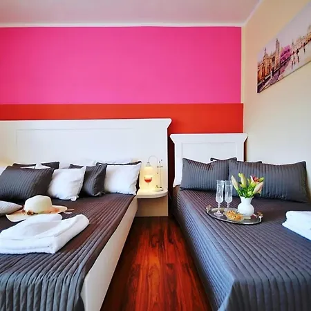 With A Balcony Very Close To The アパート ウストロニエ・モルスキエ