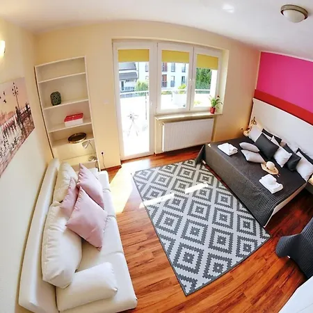 With A Balcony Very Close To The ウストロニエ・モルスキエ