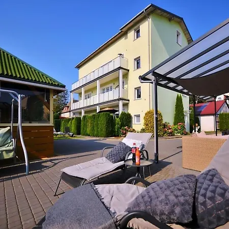 アパート With A Balcony Very Close To The