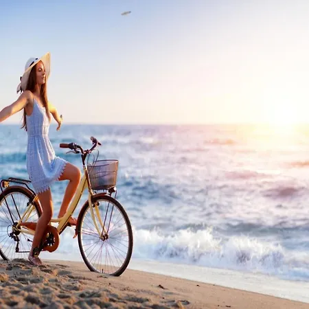 With A Balcony Very Close To The アパート ウストロニエ・モルスキエ